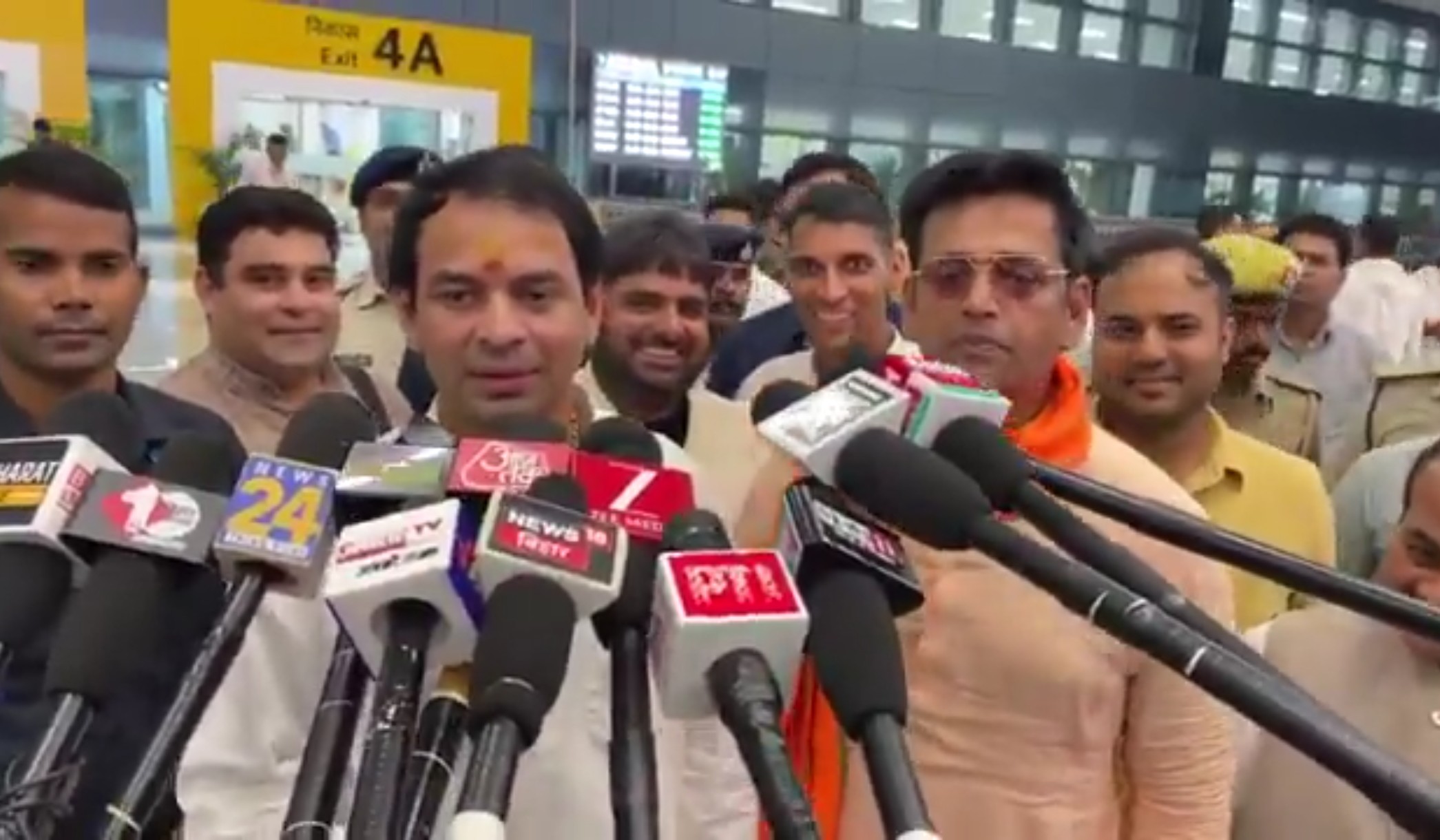 तेज प्रताप यादव और BJP सांसद रवि किशन की 'महादेव' मुलाकात