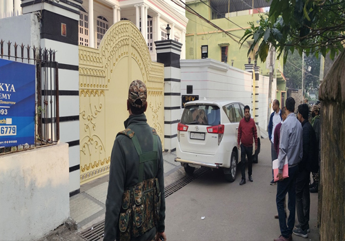 Dhanbad: कोयला कारोबारी एलबी सिंह सहित अन्य के ठिकानों पर छापेमारी