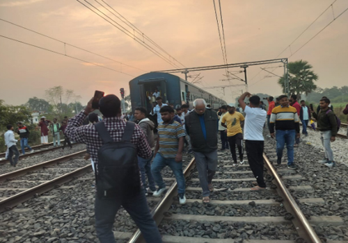 कारीसाथ स्टेशन के पास ट्रेन का कपलिंग टूटने से यात्रियों में हड़कंप