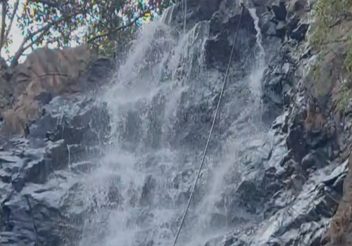 Ramgarh News: पर्यटकों के आकर्षण का केंद्र बना पतरातू का पलानी झरना