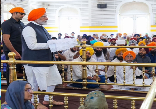 PM मोदी ने पटना साहिब गुरुद्वारे में टेका माथा