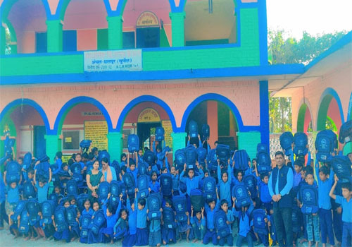 आदर्श प्राथमिक विद्यालय केवाला में बैग वितरण