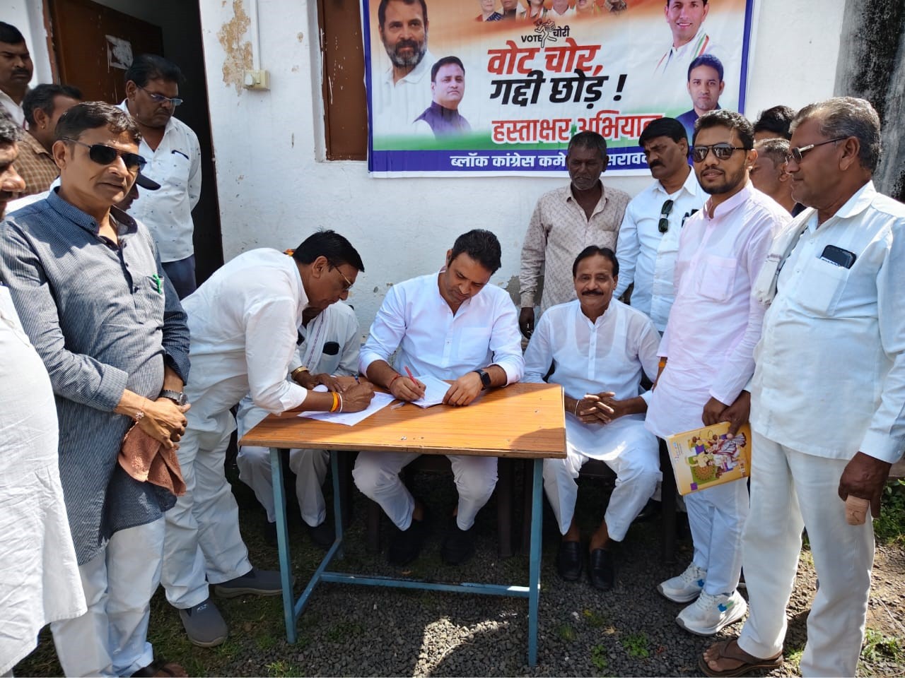झारखंड कांग्रेस का ‘वोट चोर गद्दी छोड़’ हस्ताक्षर अभियान पूरा