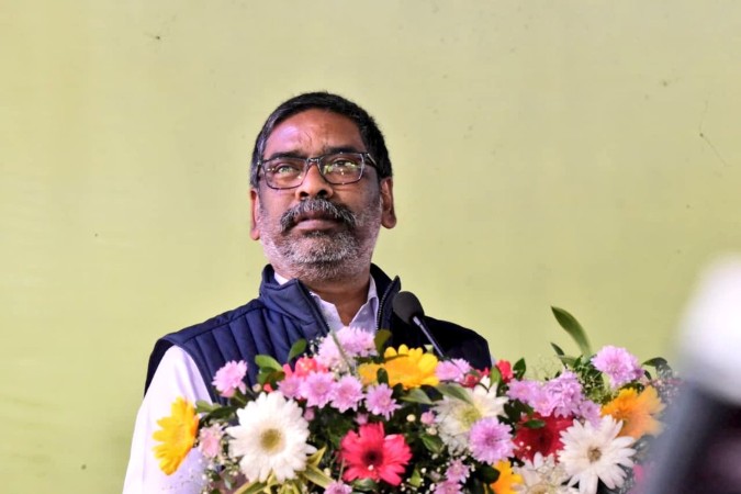 दिल्ली से लौटे सीएम हेमंत सोरेन, कल से बैठकों का मैराथन; शीतकालीन सत्र के लिए 'वार रूम' तैयार