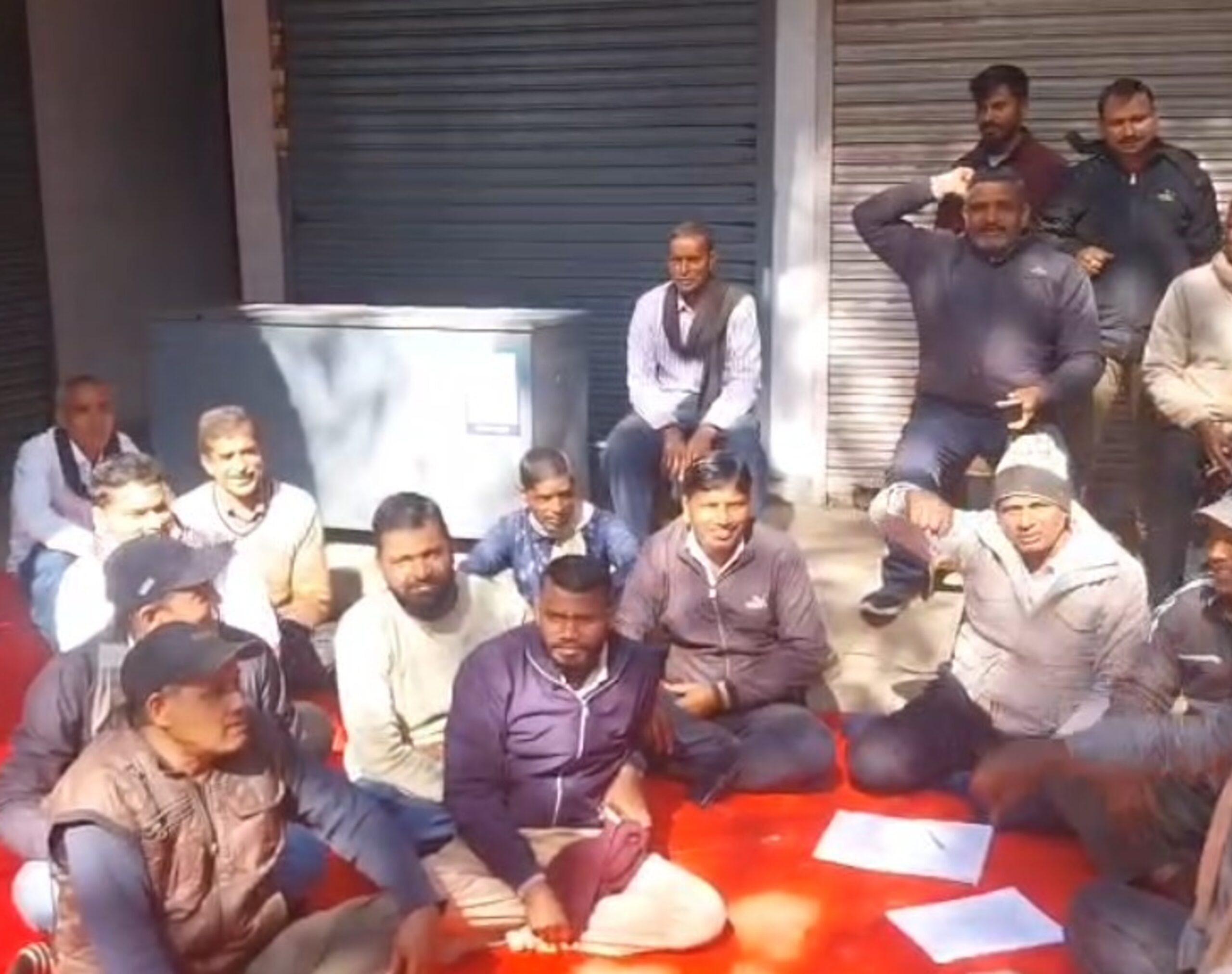 लातेहार में नगर पंचायत के खिलाफ दुकानदारों का उग्र प्रदर्शन, दूसरे दिन भी दुकानें बंद