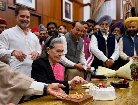 सोनिया गांधी का 79वां जन्मदिन: विवादों के बीच दिया 'वंदे मातरम्' का संदेश; भाजपा-कांग्रेस में जुबानी जंग तेज