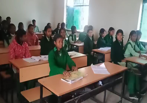 गुमला के कोड़ेदाग स्कूल में तीन कमरों में होती है 371 बच्चों की पढ़ाई