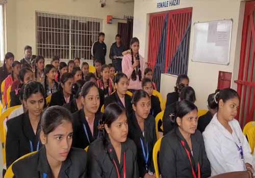 स्कूली बच्चियों को पुलिस फ्रेंडली बनाने और सुरक्षा जागरूकता कार्यक्रम