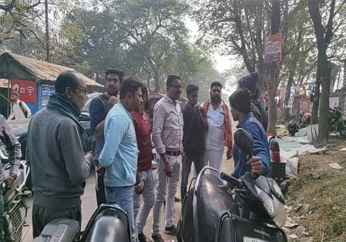 Dhanbad News: बीएसके कॉलेज के पास फुटपाथ अतिक्रमण पर कार्रवाई