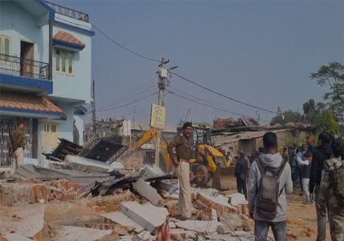 रिम्स की जमीन पर बने अवैध अपार्टमेंट पर चला बुलडोजर