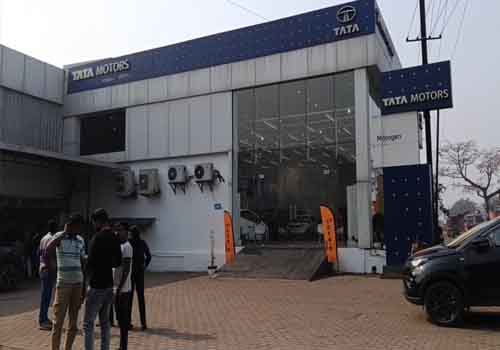 धनबाद के मोटोजेन शोरूम में दूसरे दिन भी जारी है ACB की छापेमारी