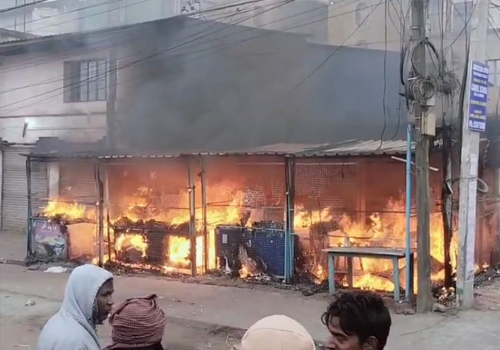 गोविंदपुर थाना के पास लगी भीषण आग, फल विक्रेता की दुकान जलकर राख