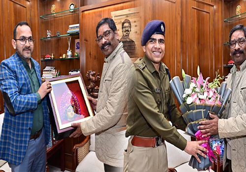 मुख्यमंत्री से सरायकेला के उपायुक्त और पुलिस अधीक्षक ने की शिष्टाचार भेंट