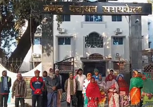 Saraikela में बकाया वेतन को लेकर सफाईकर्मियों की हड़ताल