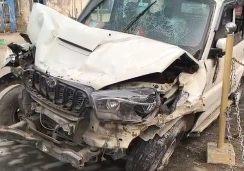 तेज़ रफ़्तार का कहर, रफ़्तार में बेकाबू कार शराब दुकान से टकराई