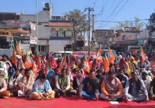 नगर परिषद कार्यालय के सामने BJP का धरना, EVM से चुनाव कराने की मांग