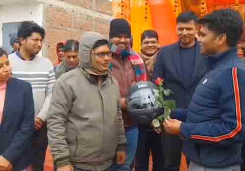 सड़क सुरक्षा नियमों के पालन पर जिलाधिकारी ने लोगों को किया प्रेरित