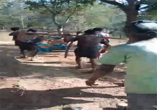 झारखंड के एक गांव में सड़क नहीं होने से भीमसाई मुंडा की दर्दनाक मौत, हॉस्पिटल जाने के लिए 4 कंधों का सहारा