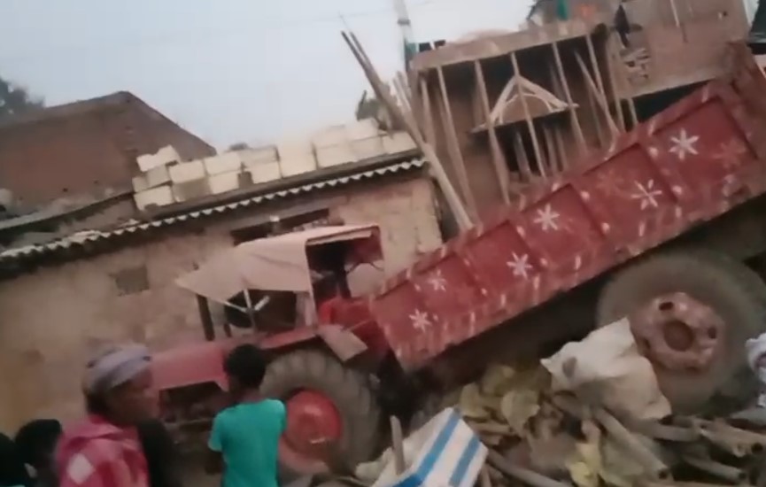 गोड्डा-पीरपैंती मुख्य मार्ग पर अनियंत्रित ट्रैक्टर दुकान में घुसा, एक की मौत, चार घायल