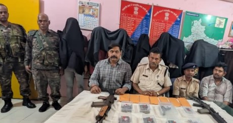 हजारीबाग में पुलिस की बड़ी कार्रवाई, TSPC के 8 नक्सली हथियारों सहित गिरफ्तार