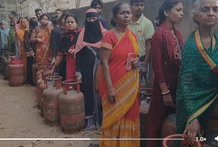 बिहार में LPG को लेकर बढ़ी बेचैनी, कई जिलों में लंबी कतारें
