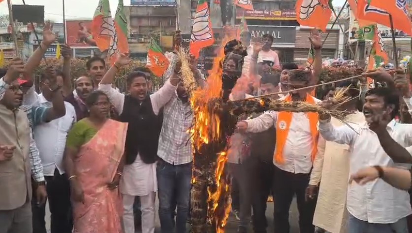 पश्चिम बंगाल में राष्ट्रपति के प्रोटोकॉल को लेकर विवाद, रांची में भाजपा कार्यकर्ताओं ने किया ममता बनर्जी का पुतला दहन