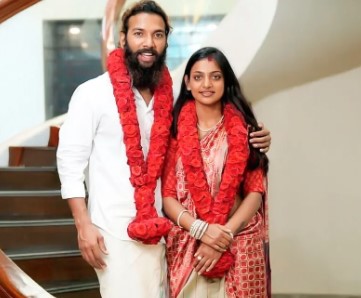 महाकुंभ से वायरल हुई मोनालिसा की शादी पर विवाद, लव जिहाद का आरोप, परिवार और निर्देशक नाराज