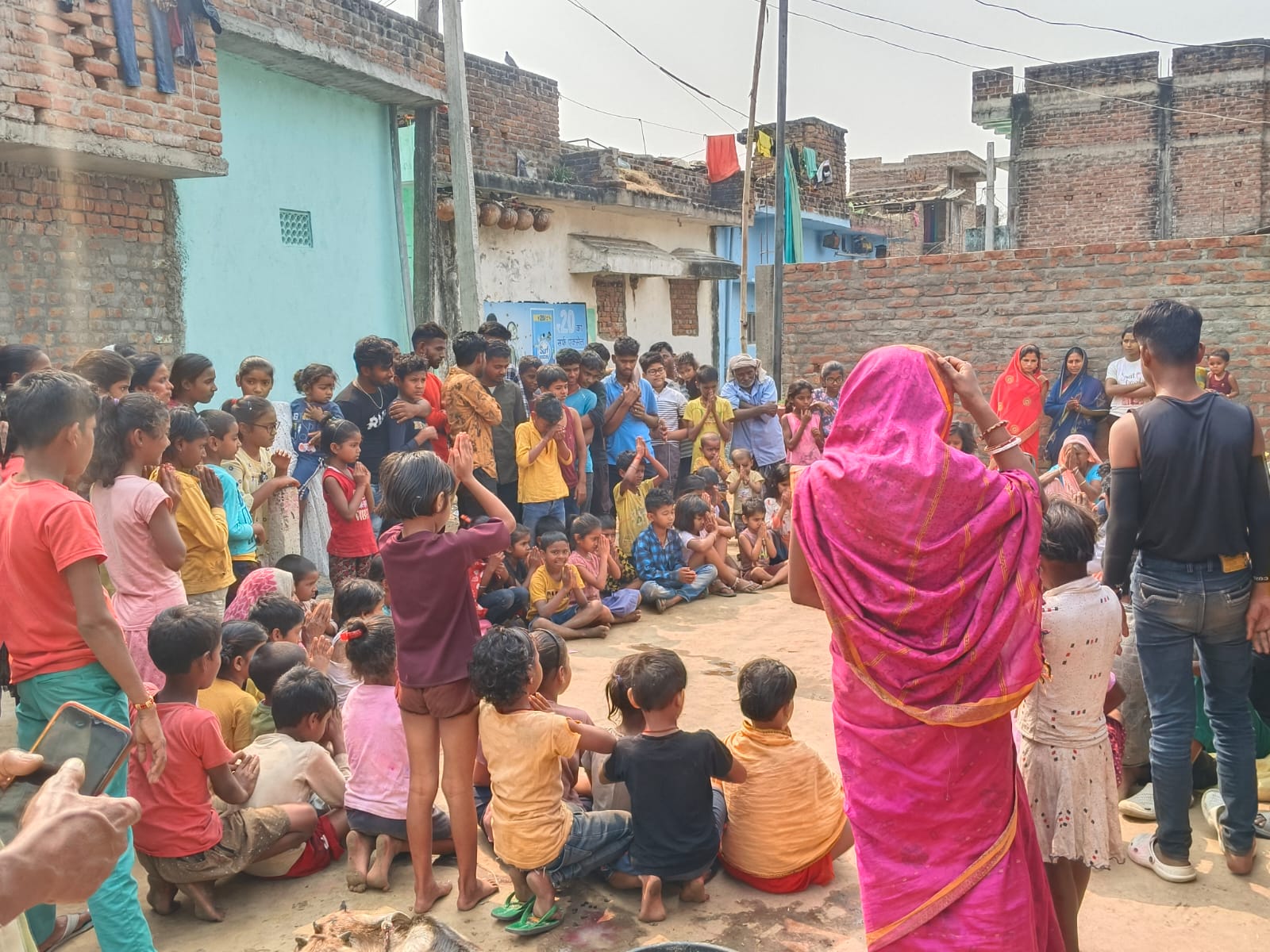 गर्मी आते ही गांवों में सपेरों का आगमन, बीन की धुन पर सांप का खेल देखने उमड़ते हैं ग्रामीण, हालांकि ये गैरकानूनी है