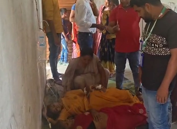 पलामू में शादी की दावत के बाद फूड प्वाइजनिंग, डेढ़ सौ से अधिक लोग बीमार, फर्श पर लिटाकर किया इलाज