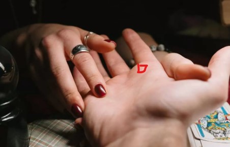 हस्तरेखा शास्त्र में गुरु पर्वत पर बना स्क्वायर यानी वर्ग अत्यंत शुभ माना जाता है