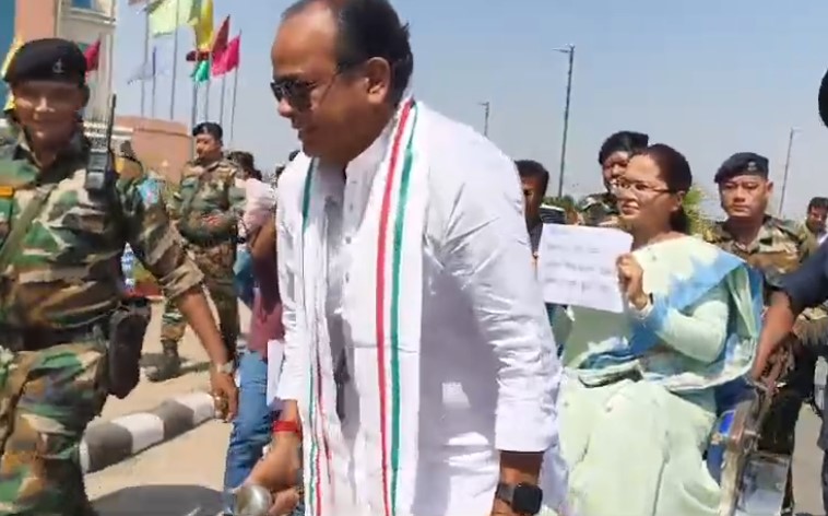 झारखंड में एलपीजी किल्लत पर विधानसभा के बाहर अनोखा विरोध प्रदर्शन