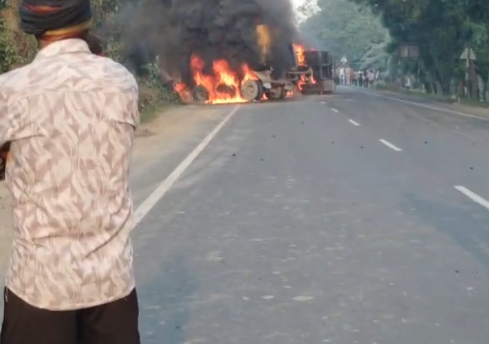 भागलपुर में ट्रक और मिनी ट्रक की टक्कर के बाद लगी आग, चालक गंभीर रूप से झुलसा
