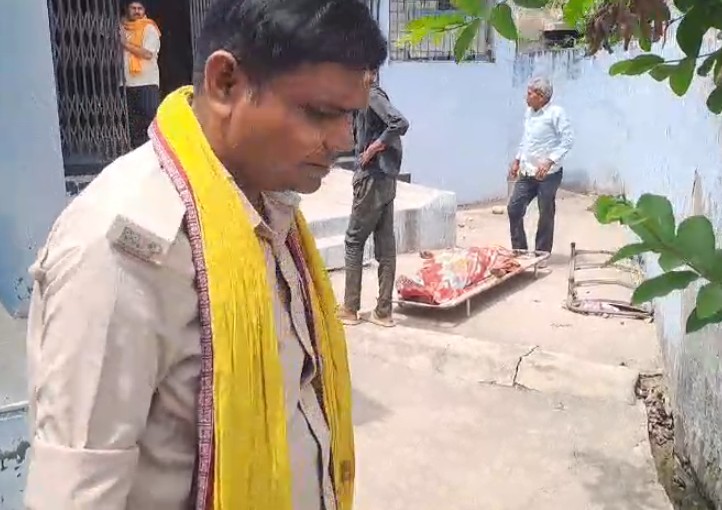 पोते ने अपनी मां के साथ मिलकर दादी की हत्या की, पुलिस ने बहू गिरफ्तार किया, पोते की तलाश जारी