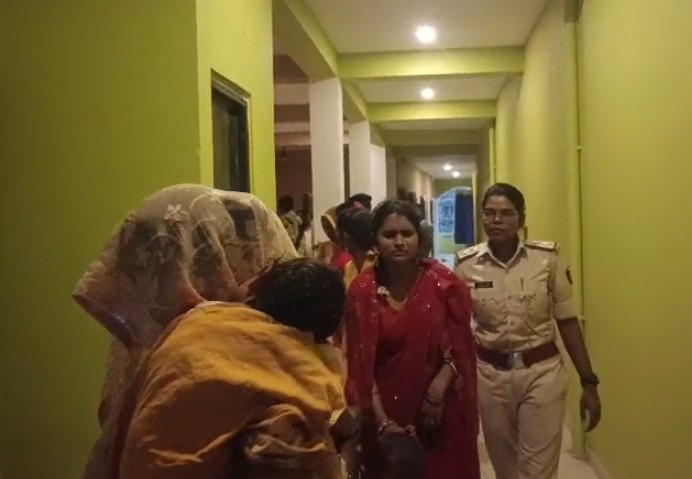 बिहार के रोहतास से गरीब नबालिग बच्ची को शादी के नाम पर खरीदने आए लोग धराए!