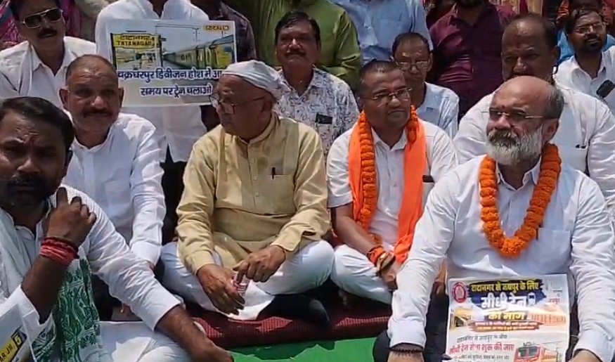 झारखंड के टाटानगर स्टेशन पर ट्रेनों की देरी के खिलाफ सरयू राय का धरना-प्रदर्शन