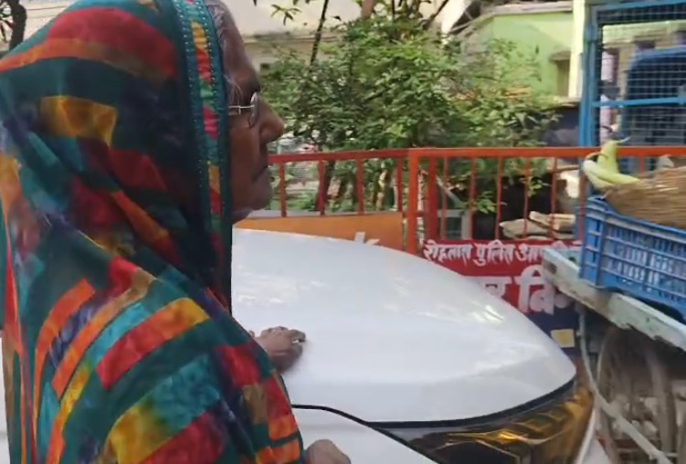 सासाराम SDM का सब्जी बेचने वाली 70 साल की बूढ़ी गरीब औरत पर फूटा गुस्सा, कब्जे में लिया पांच कद्दू