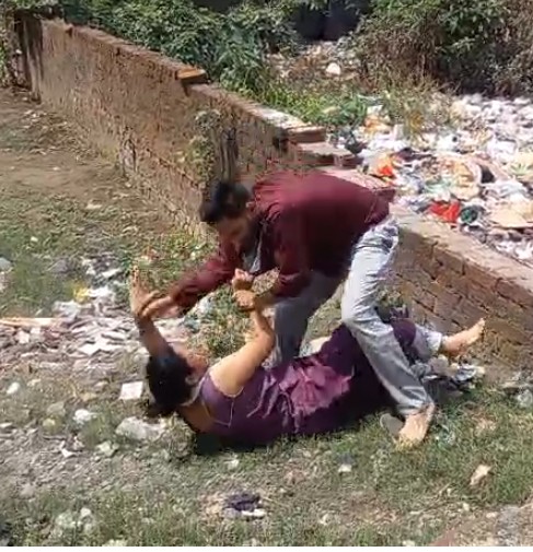 आदित्यपुर में स्ट्रीट डॉग को खाना खिलाने पर विवाद, महिला से दिनदहाड़े मारपीट