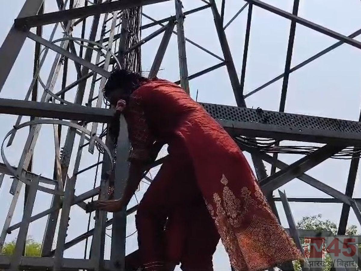 प्रेमी के बाद प्रेमिका चढ़ी मोबाइल टावर पर, इलाके में घंटों चला हाई वोल्टेज ड्रामा