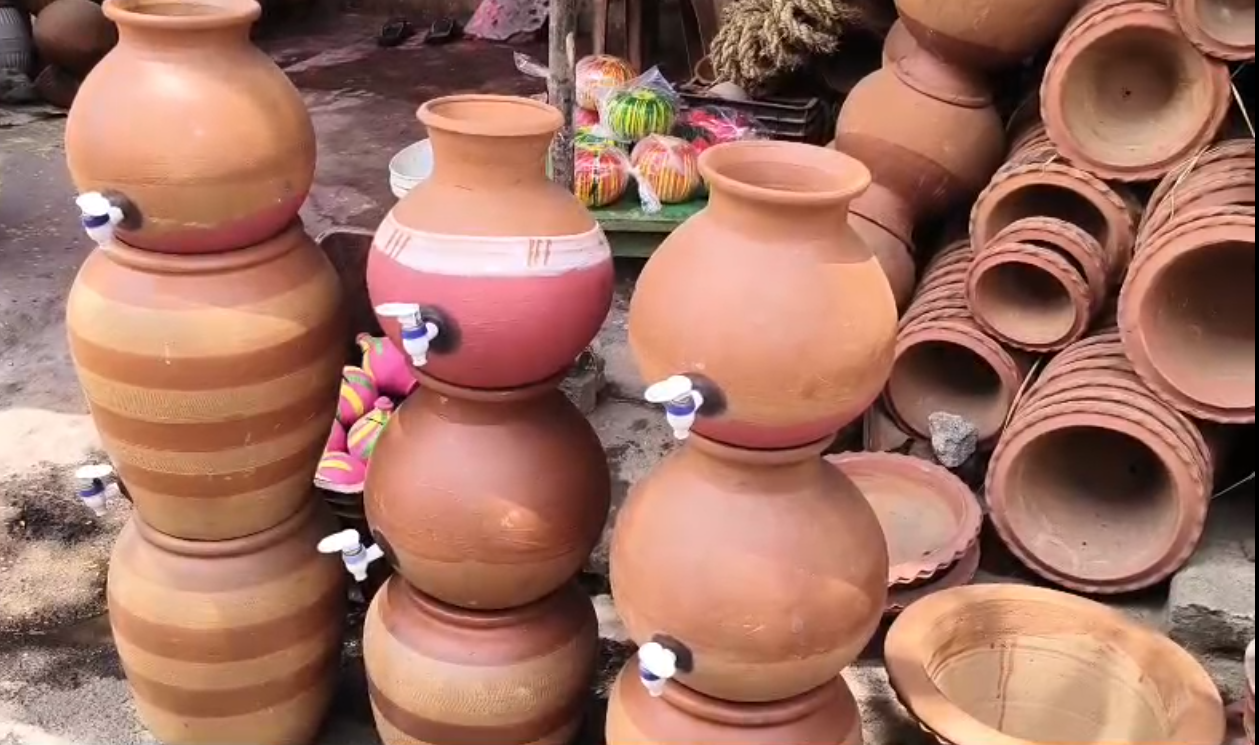 बदलते मौसम ने देसी फ्रिज के बाजार को किया ठंडा