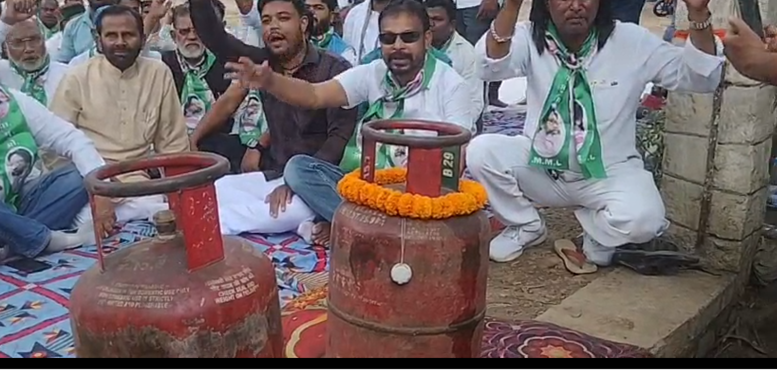 गैस सिलेंडर की बढ़ती कीमतों के खिलाफ झामुमो का राज्यव्यापी प्रदर्शन