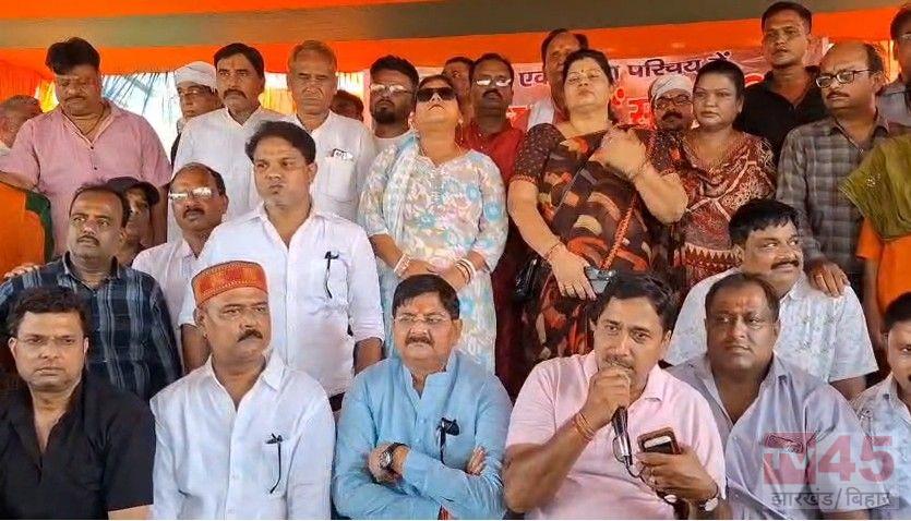 धनबाद-बोकारो मुख्य मार्ग खोलने की मांग को लेकर विधायक राज सिन्हा का 24 घंटे का अनशन शुरू
