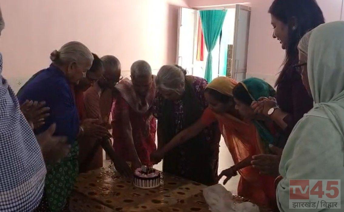 मां आज भी दरवाजे पर टिकी निगाहों से बेटे का इंतजार करती है...