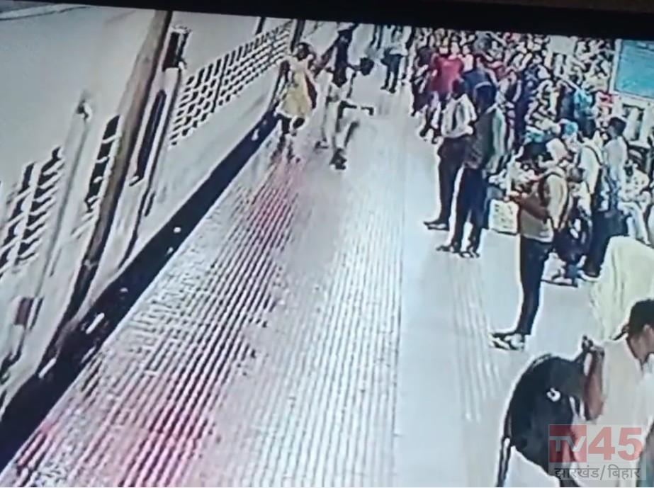 रांची रेलवे स्टेशन पर आरपीएफ महिला कांस्टेबल की सतर्कता से बची महिला यात्री की जान