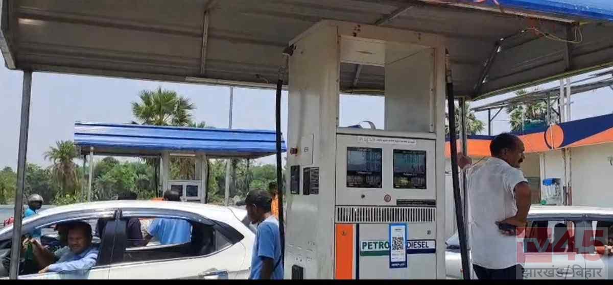 दुमका में पेट्रोल पंप का नया नियम बना परेशानी का कारण! वाहन चालकों को सिर्फ 50 रुपये का पेट्रोल देने का आरोप