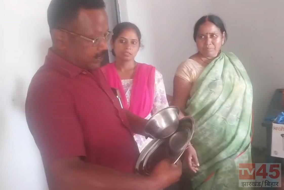लातेहार के आंगनबाड़ी केंद्रों में सप्लाई किए गए बर्तनों की गुणवत्ता पर उठे सवाल