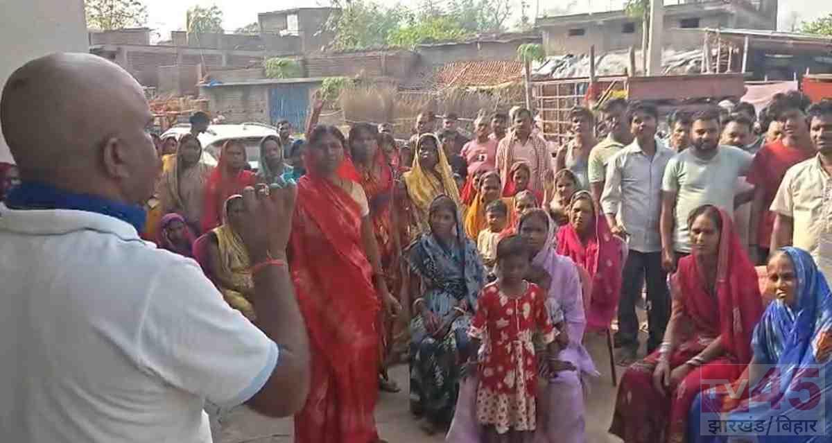 योजनाओं के सत्यापन के नाम पर पैसे लेने का आरोप, ग्रामीणों ने उपायुक्त से की जांच की मांग