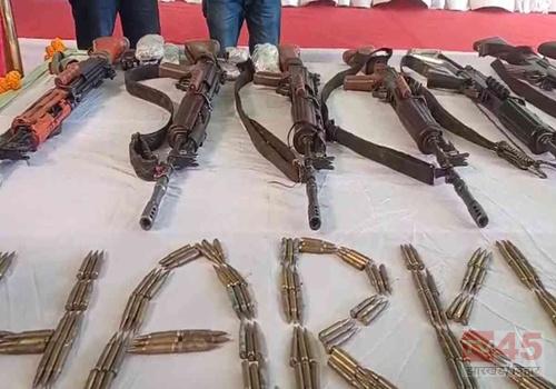 एक हजार गोलीयों और हथियारों के साथ 27 नक्सलीओं ने किया आत्मसमर्पण 