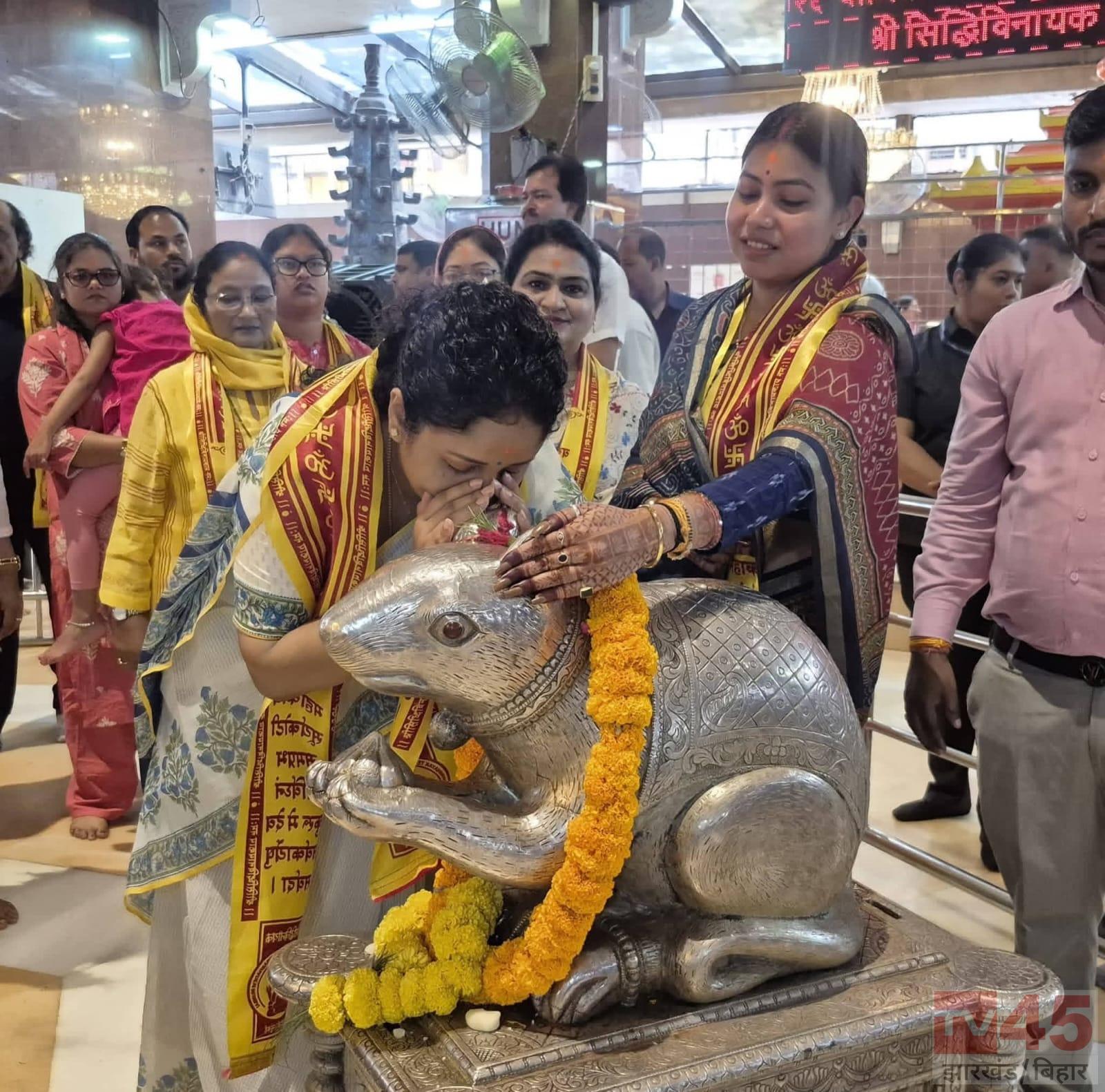 मुंबई के सिद्धिविनायक मंदिर,एक साथ पहुँची कल्पना सोरेन और पूर्णिमा दास साहू : राजनीतिक गलियारों में हलचल
