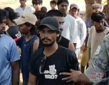 पत्रकारों और गौ-रक्षकों पर हमला :अवैध रूप से जानवरों को काटने की चल रही है तैयारी