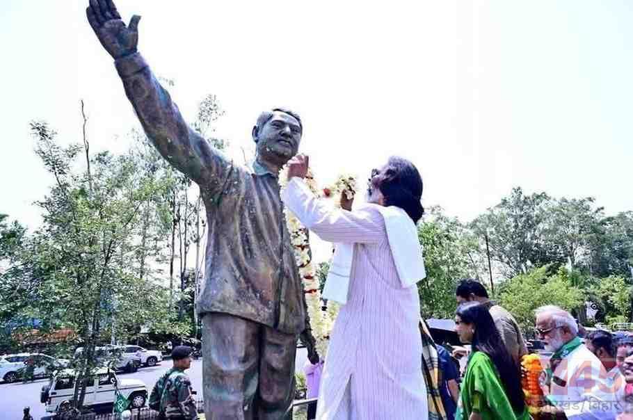 CM Hemant Soren ने दुर्गा सोरेन स्मारक पर किया माल्यार्पण